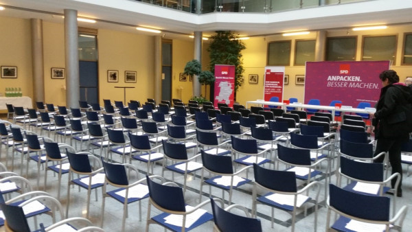 Vor Beginn des Parteitages (Atrium der GSG)