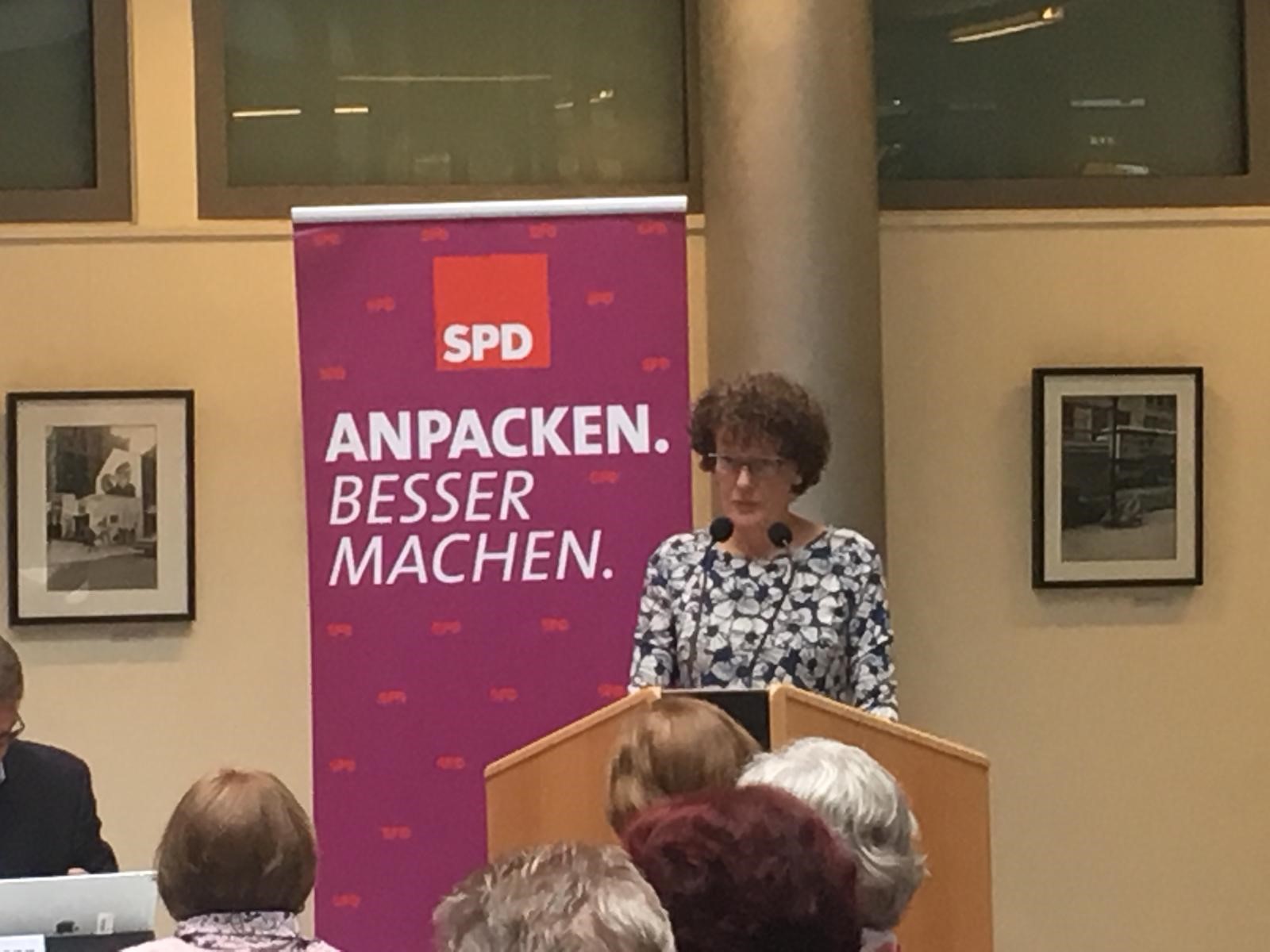 Vally Finke spricht für ihren Antrag.