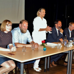 Claudia Ellberg begrüßt die Gäste