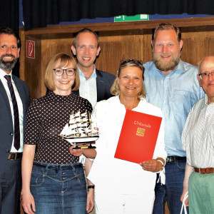 Claudia Ellberg für 25 Jahre Mitgliedschaft geehrt - Gruppenfoto mit den Laudatoren