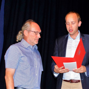 Martin Aßmus wird von Dennis Rohde geehrt